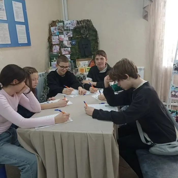 участники Образцового детского театра «Теремок» Калининского Дома культуры написали письма участникам спецоперации