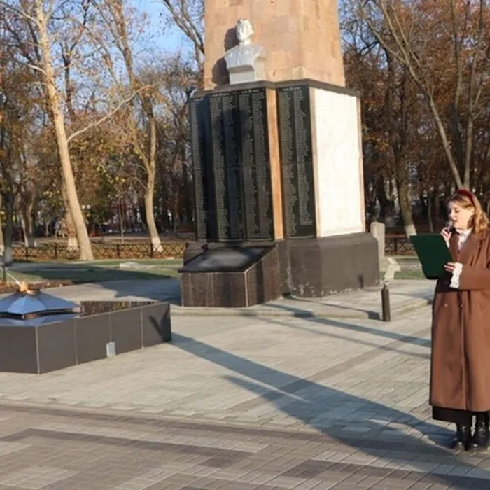 Церемония возложения цветов к могиле Неизвестного Солдата и Обелиску