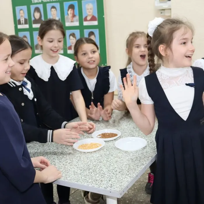 конкурсно-игровая программа «А, ну-ка, девочки!»