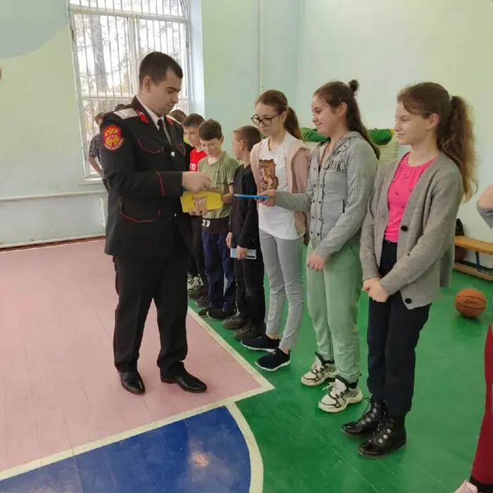 "Стоит на страже Родины солдат!"