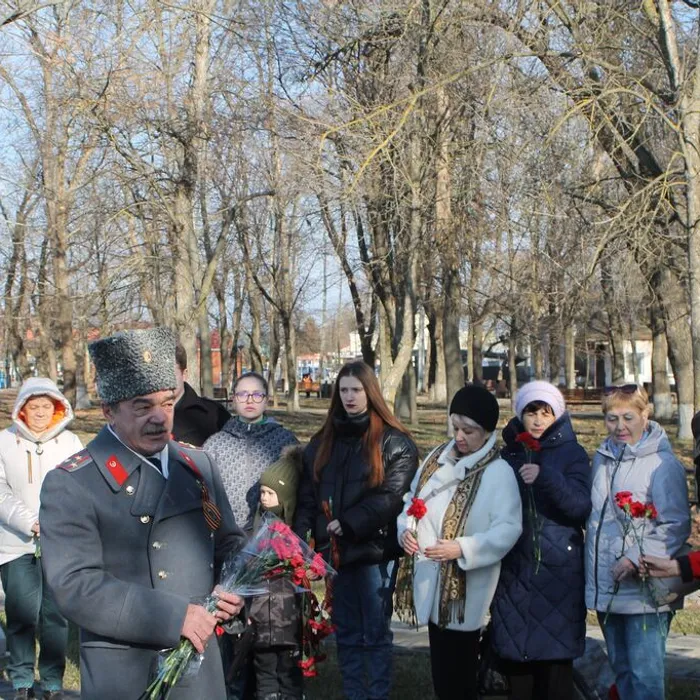 Торжественная церемония возложения цветов к мемориалу, посвященному афганским воинам.