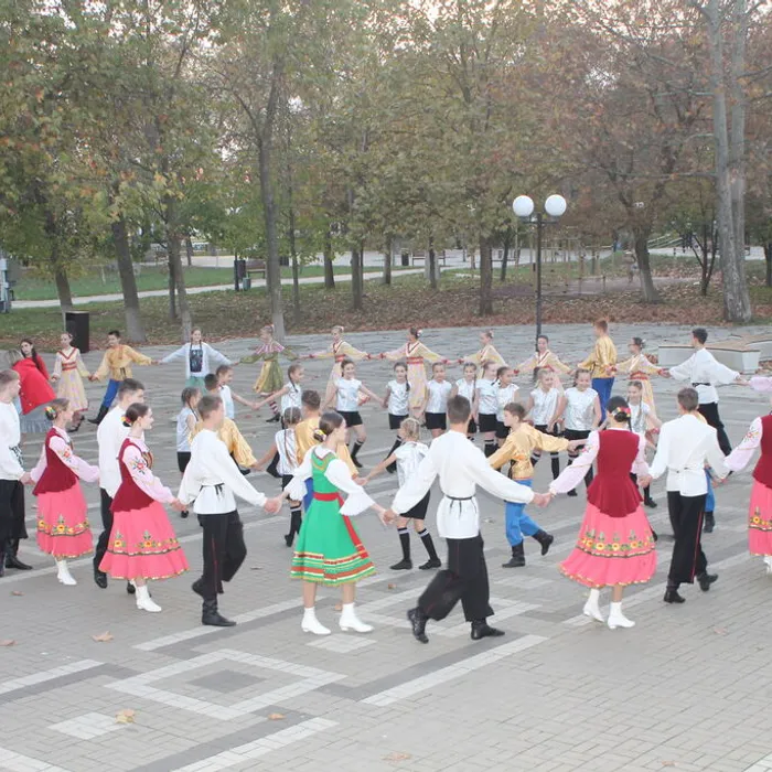 Хоровод «Среди своих»